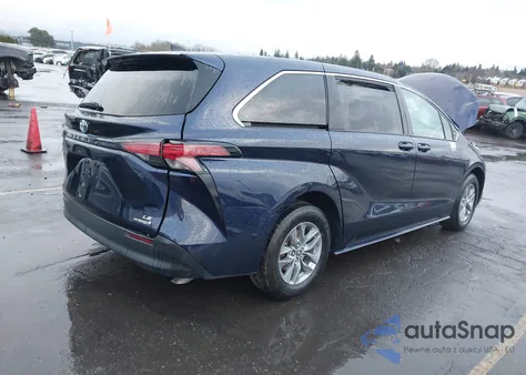 2022 Toyota Sienna Le z USA, uszkodzony, nr VIN 5TDKSKFC1NS045744